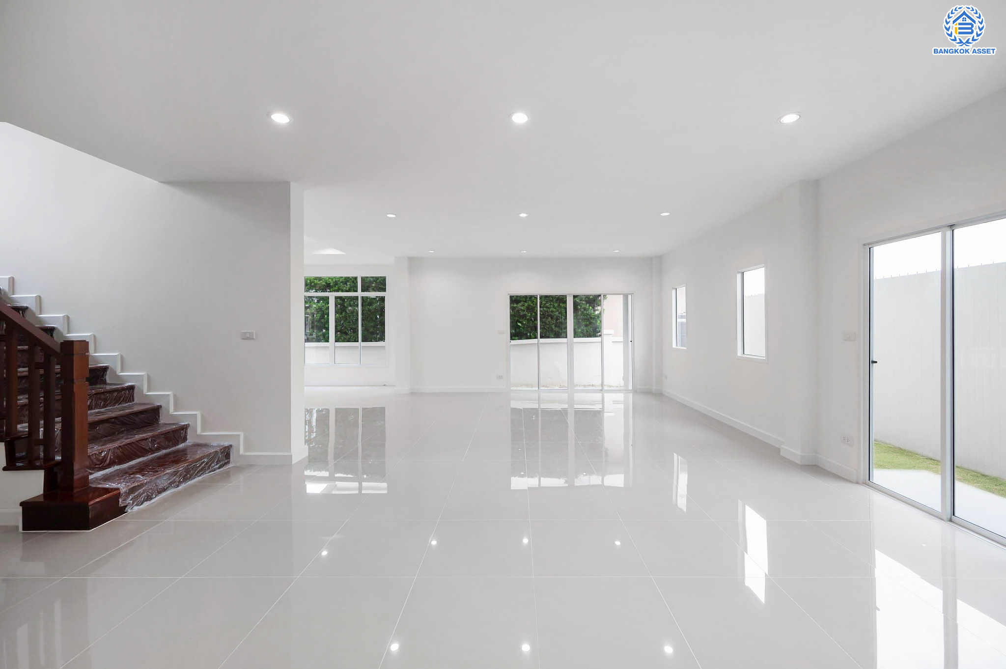 บ้านมือสองตกแต่งใหม่ โครงการ นาราวัลย์ บรมราชชนนี เนื้อที่ 71.8 ตร.ว. ฟังก์ชัน 3 ห้องนอน 4 ห้องน้ำ 1 ห้องแม่บ้าน จอดรถได้ 2 คัน บนพื้นที่ใช้สอยเกือบ 220.58 ตร.ม. พร้อมพื้นที่สีเขียวสนามหญ้ากว้างขวาง ตอบโจทย์ครอบครัวใหญ่ บนทำเลศักยภาพ เชื่อมต่อทั้งถนนกาญจนาภิเษก และทางคู่ขนานลอยฟ้าบรมราชชนนี ใกล้ ม.มหิดล, สถานีขนส่งสายใต้ใหม่ และเซ็นทรัลปิ่นเกล้า